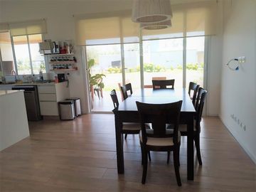 CASA EN ESQUINA EN COUNTRY HARAS DE FUNES BARRIO PRIVADO