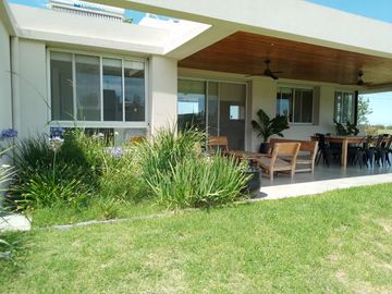 CASA EN ESQUINA EN COUNTRY HARAS DE FUNES BARRIO PRIVADO