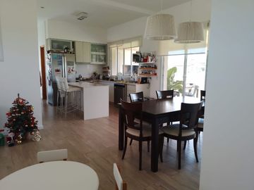 CASA EN ESQUINA EN COUNTRY HARAS DE FUNES BARRIO PRIVADO