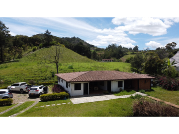 Casa finca 4 habitaciones, con lago y deck en SanNicolas La Ceja