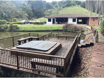 Casa finca 4 habitaciones, con lago y deck en SanNicolas La Ceja