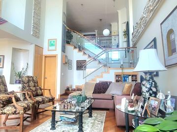 Venta Departamento Dúplex con amplio Patio, Urb. Sierra del Moral