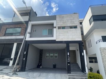 CASA EN VENTA AMUEBLADA Y EQUIPADA EN CUMBRES ELITE 7 SECTOR - MTY, NL
