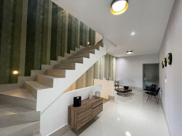 CASA EN VENTA AMUEBLADA Y EQUIPADA EN CUMBRES ELITE 7 SECTOR - MTY, NL