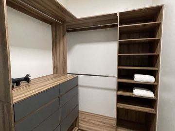 CASA EN VENTA AMUEBLADA Y EQUIPADA EN CUMBRES ELITE 7 SECTOR - MTY, NL