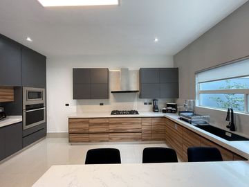 CASA EN VENTA AMUEBLADA Y EQUIPADA EN CUMBRES ELITE 7 SECTOR - MTY, NL