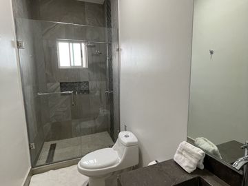 CASA EN VENTA AMUEBLADA Y EQUIPADA EN CUMBRES ELITE 7 SECTOR - MTY, NL