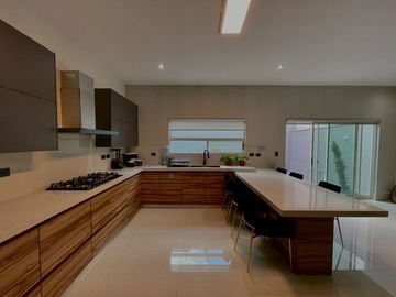 CASA EN VENTA AMUEBLADA Y EQUIPADA EN CUMBRES ELITE 7 SECTOR - MTY, NL