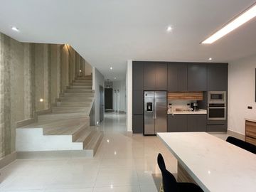 CASA EN VENTA AMUEBLADA Y EQUIPADA EN CUMBRES ELITE 7 SECTOR - MTY, NL