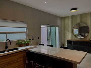 CASA EN VENTA AMUEBLADA Y EQUIPADA EN CUMBRES ELITE 7 SECTOR - MTY, NL