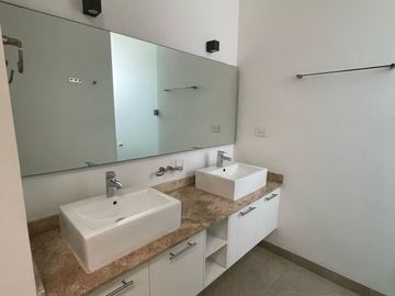 CASA EN RENTA EN PRIVADA JULIETA, PASEO NORTE, CUENTA CON PANELES SOLARES