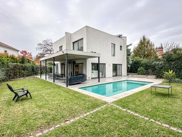 Moderna casa de 3 dormitorios en venta en Country Club Newman