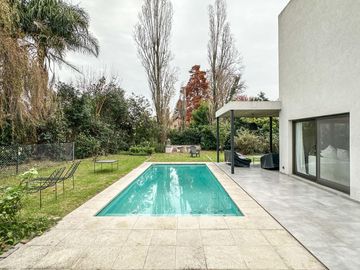 Moderna casa de 3 dormitorios en venta en Country Club Newman