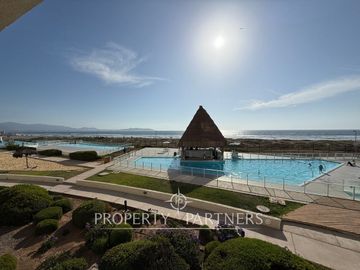 Acogedor departamento amoblado en condominio con vista al mar