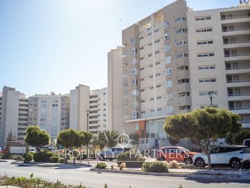 Acogedor departamento amoblado en condominio con vista al mar