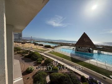 Acogedor departamento amoblado en condominio con vista al mar