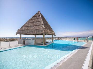 Acogedor departamento amoblado en condominio con vista al mar