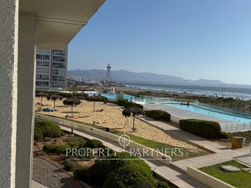 Acogedor departamento amoblado en condominio con vista al mar