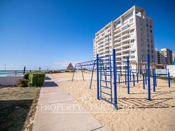 Acogedor departamento amoblado en condominio con vista al mar