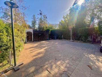 Luminosa y Acogedora casa de Dos pisos. Excelente ubicación, Cercano a Colegios