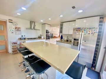 Luminosa y Acogedora casa de Dos pisos. Excelente ubicación, Cercano a Colegios