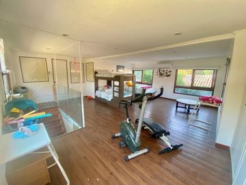 Luminosa y Acogedora casa de Dos pisos. Excelente ubicación, Cercano a Colegios