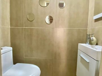 Luminosa y Acogedora casa de Dos pisos. Excelente ubicación, Cercano a Colegios