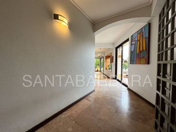Casa de Dos Pisos con Subterráneo
