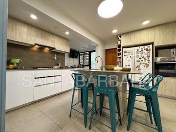 Casa de Dos Pisos con Subterráneo