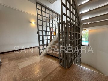 Casa de Dos Pisos con Subterráneo