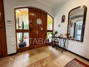 Casa de Dos Pisos con Subterráneo