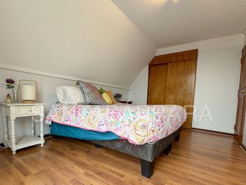 Casa de Dos Pisos con Subterráneo