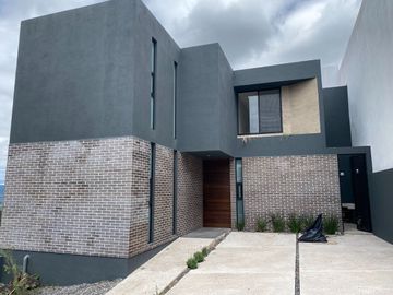 En Venta Casa en Zibata, 3er Recamara en PB, Jardín,  de SUPER LUJO !!