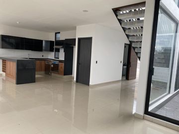 En Venta Casa en Zibata, 3er Recamara en PB, Jardín,  de SUPER LUJO !!