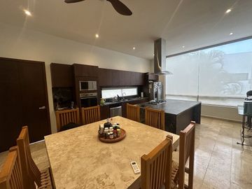 Lujosa residencia en venta en Privada Kutz del Yucatán Country Club