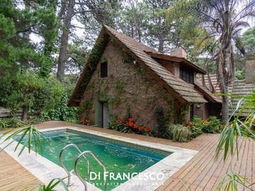 Casa 5 ambientes en Pinamar Pileta Climatizada