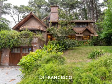Casa 5 ambientes en Pinamar Pileta Climatizada