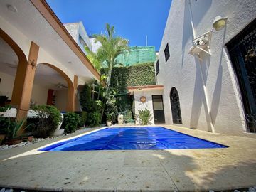 CASA EN RENTA AMUEBLADA EN LOMAS DE CORTÉS