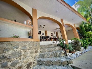 CASA EN RENTA AMUEBLADA EN LOMAS DE CORTÉS