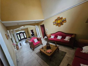 VILLA ZAITA / 2 NIVELES / 1250 M2 / 5 HABITACION / DEPOSITO / TERRAZA