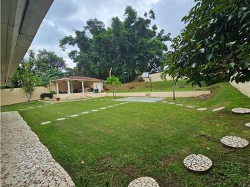 VILLA ZAITA / 2 NIVELES / 1250 M2 / 5 HABITACION / DEPOSITO / TERRAZA