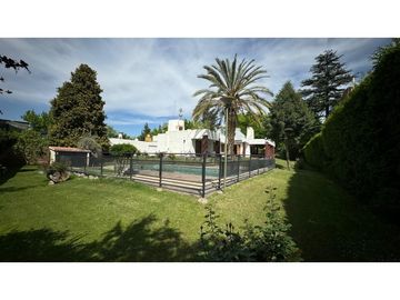 VENDE CASA EN CHACRAS DE CORIA