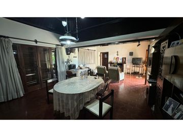 VENDE CASA EN CHACRAS DE CORIA