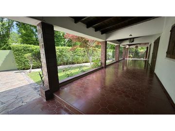 VENDE CASA EN CHACRAS DE CORIA