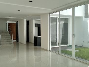 En Venta Linda Casa en Valle de Juriquilla, Roof Garden, Jardín, de LUJO !!