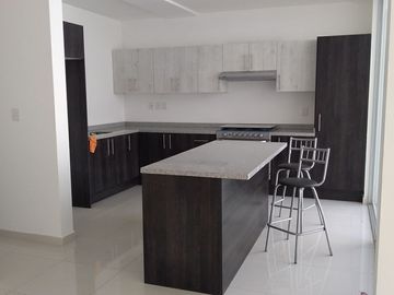 En Venta Linda Casa en Valle de Juriquilla, Roof Garden, Jardín, de LUJO !!