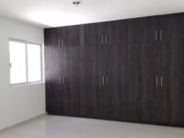 Se Vende Linda Casa en Valle de Juriquilla, Roof Garden, Jardín, de LUJO !!