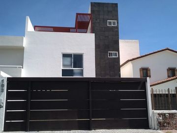Se Vende Linda Casa en Valle de Juriquilla, Roof Garden, Jardín, de LUJO !!
