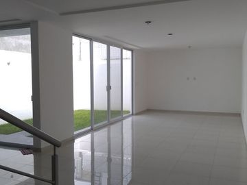 Se Vende Linda Casa en Valle de Juriquilla, Roof Garden, Jardín, de LUJO !!
