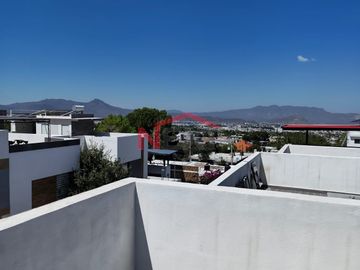 CASA EN RESIDENCIAL CAZADORES LOMAS DE LOURDES